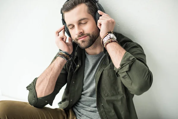 Hombre Guapo Escuchando Música Con Los Ojos Cerrados — Foto de Stock