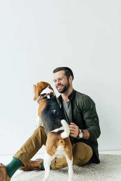 Knappe Glimlachende Man Spelen Met Hond Tapijt — Stockfoto