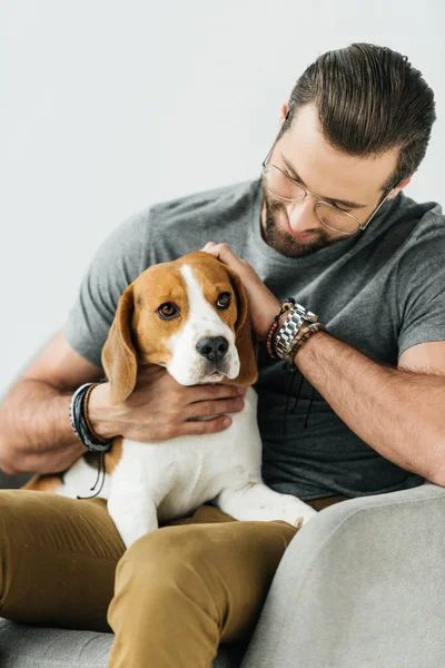 Sonriente Guapo Hombre Palming Perro Sillón Aislado Blanco — Foto de Stock