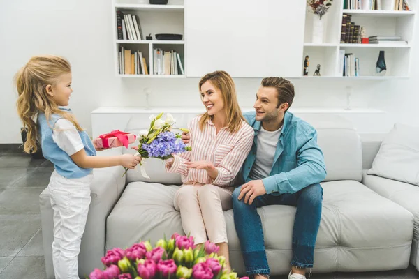 Side View Daughter Greeting Smiling Mother Mothers Day Home — Stock Photo, Image