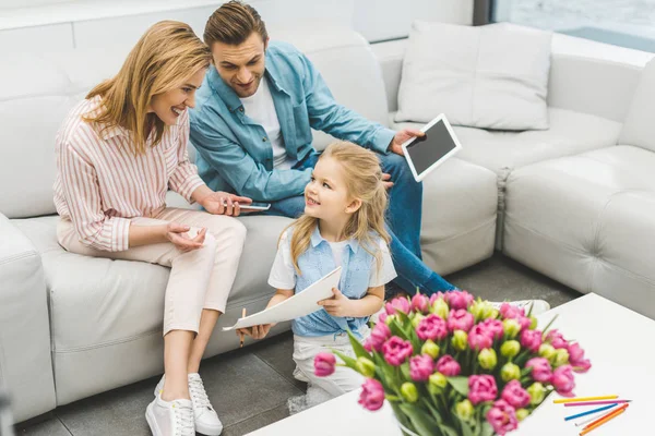 Putri Tersenyum Menunjukkan Orang Tua Dengan Gambar Perangkat Digital Rumah — Stok Foto