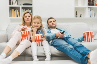Aile ile birlikte evde tv izlerken patlamış mısır