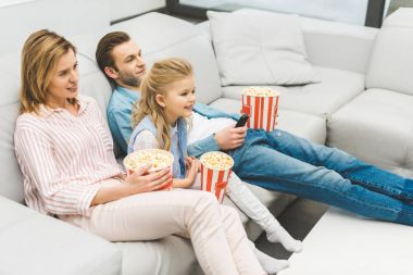ailesi popcorn izlerken film ile birlikte evde gülümseyen