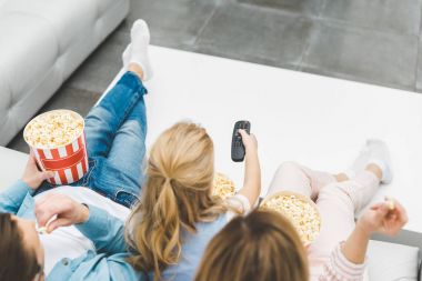 Aile ile birlikte evde tv izlerken patlamış mısır havai görünümü