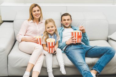 ailesi popcorn izlerken film ile birlikte evde gülümseyen