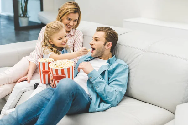 Lykkelig Familie Med Popcorn Ser Film Sammen Hjemme - Stock-foto