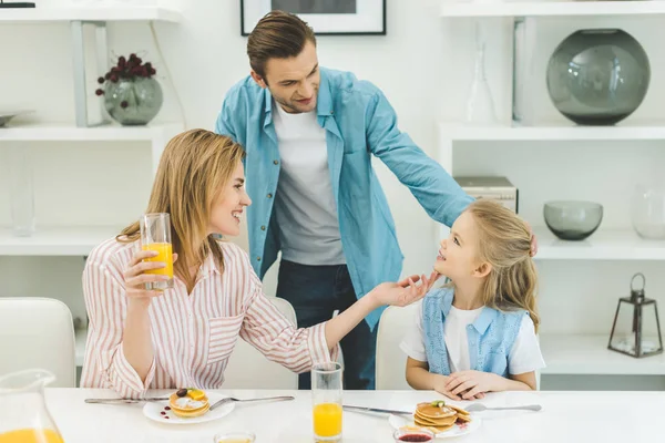 Mutlu Bir Aile Evde Kahvaltı Yapıyor — Stok fotoğraf