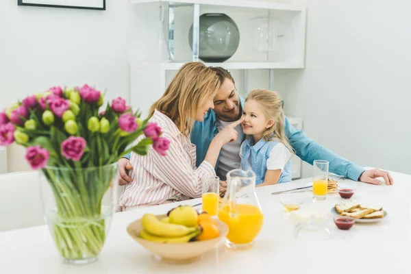 Mutlu Bir Aile Evde Kahvaltı Yapıyor — Stok fotoğraf