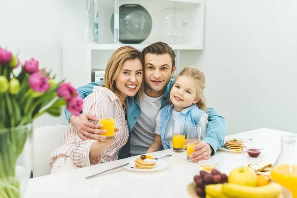 Retrato Padres Sonrientes Hija Mirando Cámara Durante Desayuno Casa —  Fotos de Stock