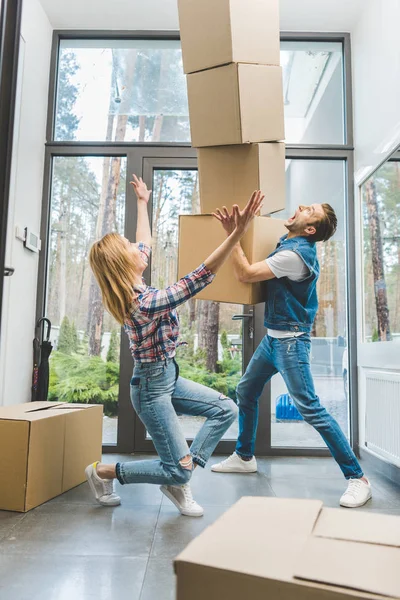 Couple Catching Falling Cardboard Boxes Moving Home Concept — Stock Photo, Image