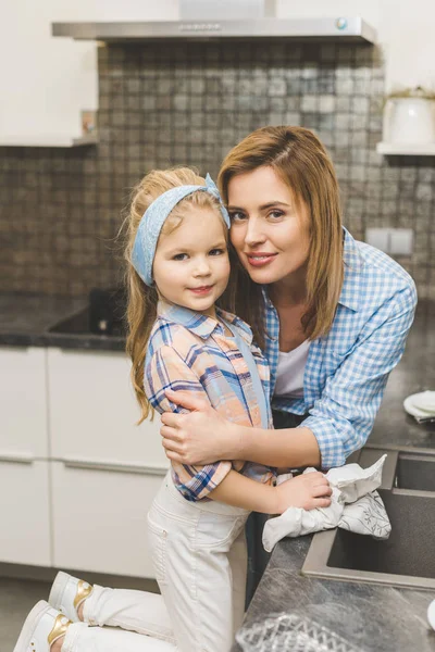 Retrato Mãe Abraçando Filha Enquanto Lava Pratos Após Jantar Cozinha — Fotografia de Stock