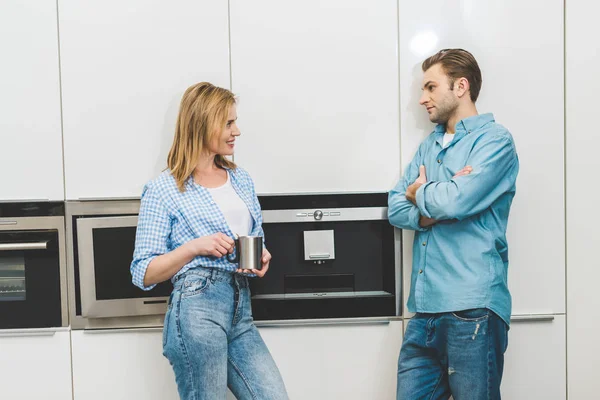 Side View Couple Having Conversation Kitchen Home — Free Stock Photo