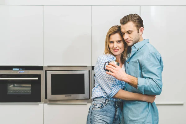 Portret Van Paar Knuffelen Elkaar Keuken Thuis — Stockfoto