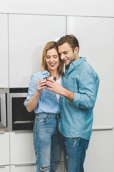 Portrait Couple Cup Hugging Kitchen Home — Free Stock Photo