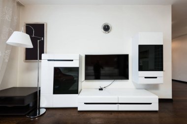 oturma odasında duvarda TV görünümü kadar kapatın