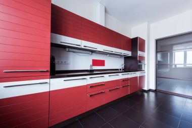 kırmızı renkli boş modern mutfak görünümünü