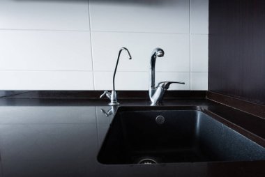 lavabo ve musluk mutfak görünümünü kapat