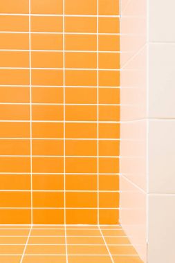 Beyaz ve turuncu fayansları banyo görünümünü kapat