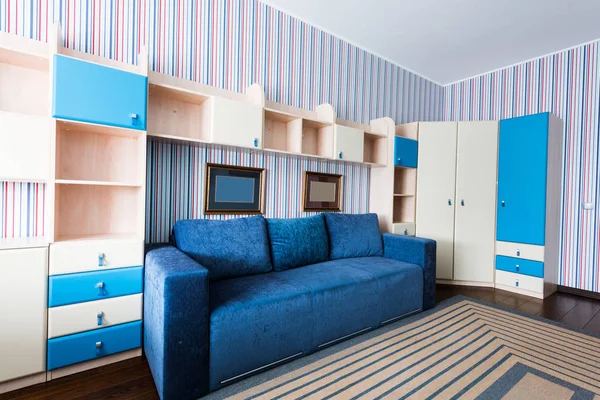 Nahaufnahme Von Blauem Sofa Und Holzschrank Wohnzimmer — Stockfoto