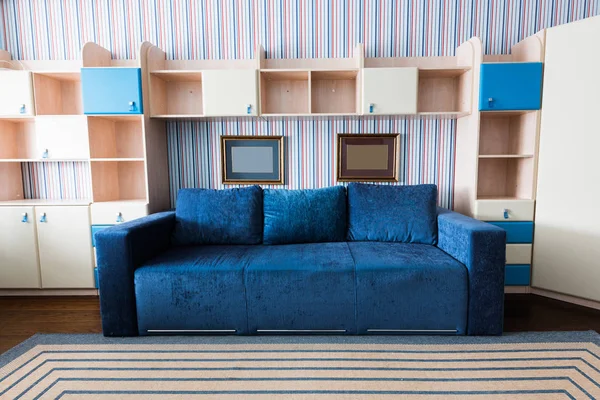 Zbliżenie Niebieska Sofa Drewniane Szafy Pokoju Dziennym — Zdjęcie stockowe