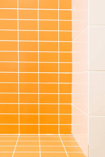 关闭浴室中白色和橙色瓷砖的视图 — 图库照片
