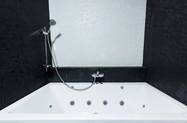 Vista Tubo Banho Moderno Banheiro Cores Brancas Pretas — Fotografia de Stock