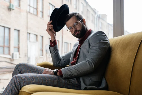 Hombre Elegante Moda Gafas Sombrero Sentado Sofá — Foto de Stock