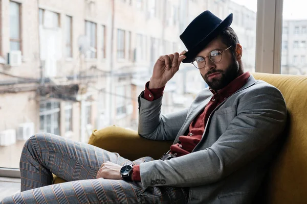Şık Zarif Yakışıklı Gözlük Şapka Kanepede Oturan — Stok fotoğraf