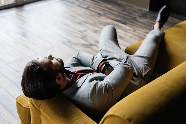 Solitário Bonito Homem Descansando Sofá — Fotografia de Stock