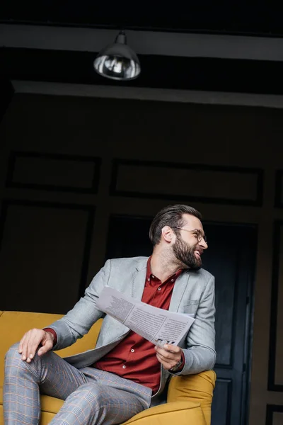Homem Elegante Com Jornal Terno Cinza Moda Sentado Sofá Interior — Fotografia de Stock Grátis
