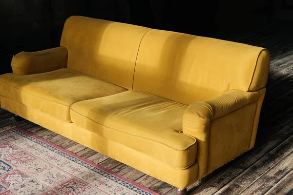 Gelbe Couch Auf Holzboden Mit Teppich — Stockfoto
