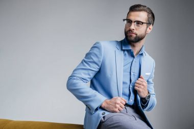 gözlük ve mavi trendy elbise şık yakışıklı adam