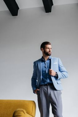 Sakallı şık adam mavi şık elbiseli poz