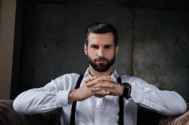 yakışıklı kendine güvenen adam kameraya bakan portresi