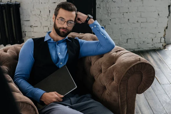 Vousatý Zamyšlený Podnikatel Drží Notebook Sedí Křesle — Stock fotografie