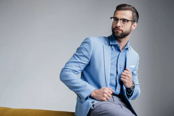 Homem Bonito Elegante Óculos Terno Moderno Azul — Fotografia de Stock