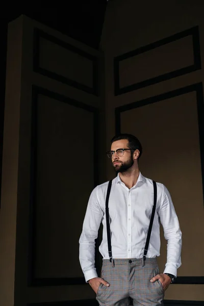 Guapo Elegante Hombre Posando Camisa Blanca Tirantes — Foto de Stock