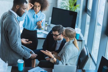 ofiste konuşmayı çok kültürlü iş adamları