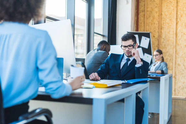 ofiste masalarında çalışan çok kültürlü iş adamları