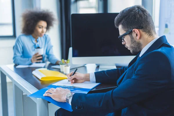 Empresário Multicultural Empresária Que Trabalha Mesa Escritório — Fotografia de Stock