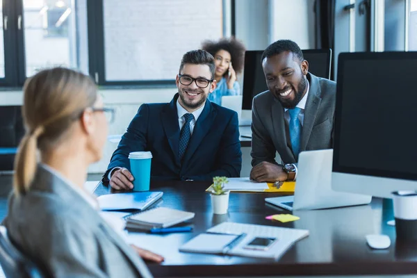 Lachende Multiculturele Ondernemers Kijken Naar Collega Kantoor — Stockfoto