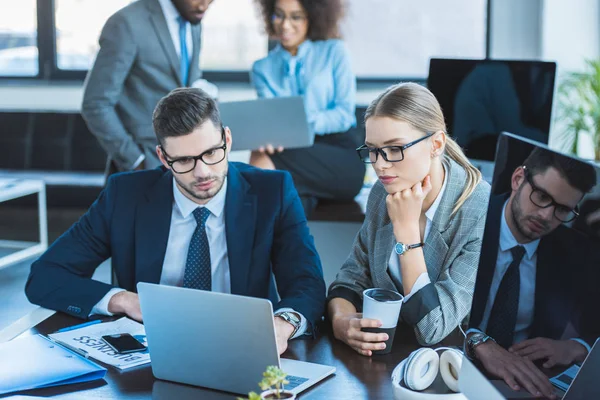 Empresarios Multiculturales Que Buscan Ordenadores Portátiles Espacio Trabajo —  Fotos de Stock