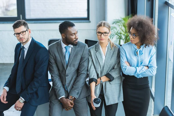 Empresários Multiculturais Que Apoiam Mesa Escritório — Fotografia de Stock