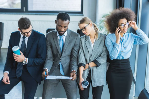 Multiethnische Geschäftsleute Mit Kaffee Zeitung Und Smartphone Büro — Stockfoto