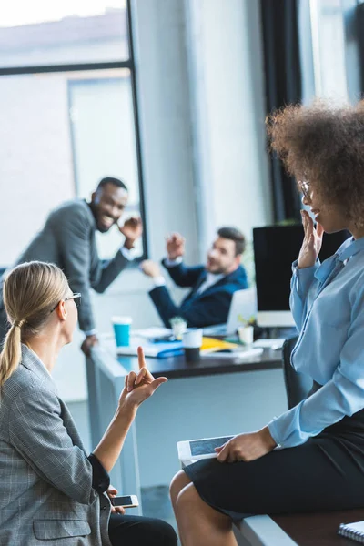 Mujer Negocios Mostrando Dedo Medio Los Colegas Oficina — Foto de Stock