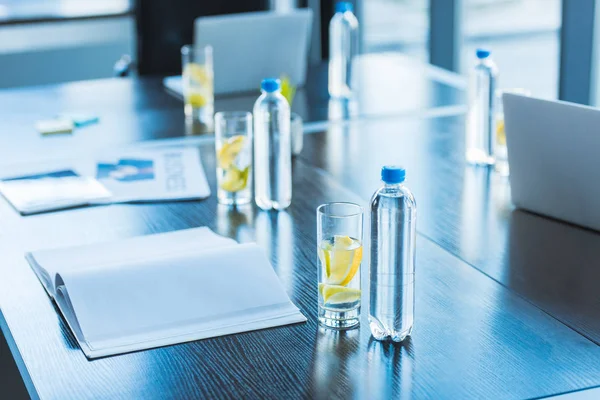 带抗氧化剂饮料的瓶子和眼镜工作区中的商务会议 — 图库照片