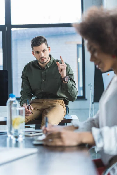 Caucasian Businessman Showing One Finger African American Businesswoman Office — Free Stock Photo