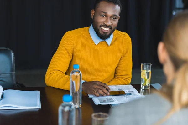 Multikulti Unternehmer Und Geschäftsfrau Schauen Sich Tisch Büro — Stockfoto