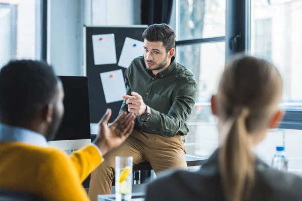 Hommes Affaires Multiculturels Parlant Bureau Pendant Remue Méninges — Photo