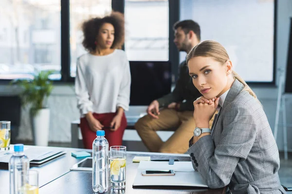 Mujer Negocios Pensativo Sentado Mesa Oficina Mirando Cámara — Foto de Stock